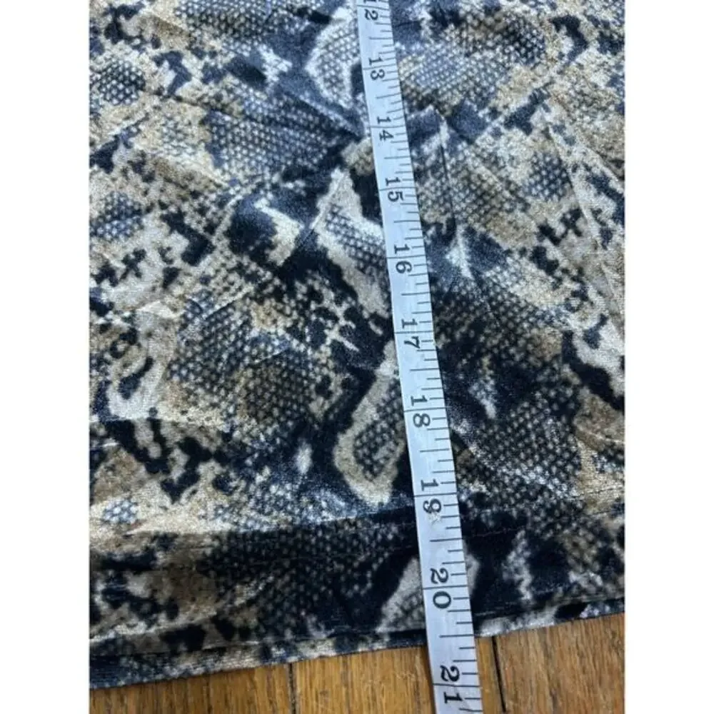 Carmen Marc Valvo Velvet Mock Neck Snakeskin Print Shirt Size M Mob‎ Wife Glam - Picture 7 of 7